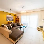 Heronissos Center شقة