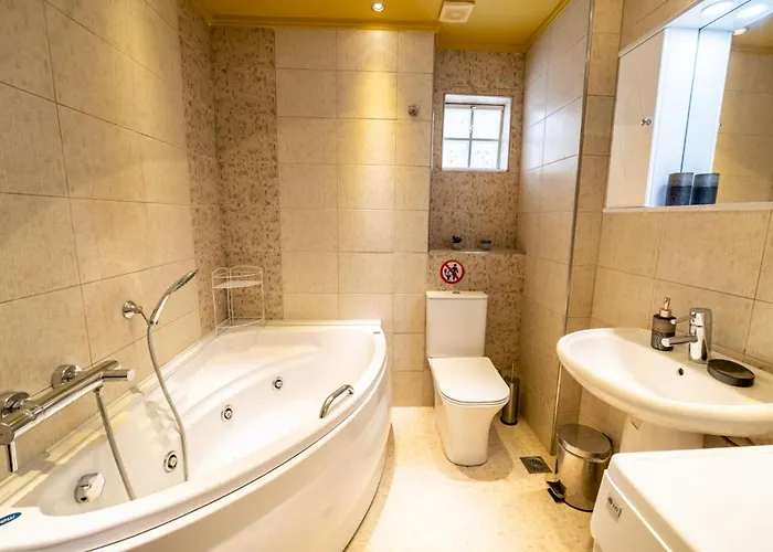 דירה Heronissos Center *